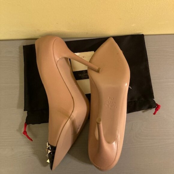 Valentino Garavani Rockstud tan and black patent pumps, size 41.5 - Picture 3 of 3